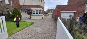 Photo de galerie - Allée garage cailloux et nettoyage facade
