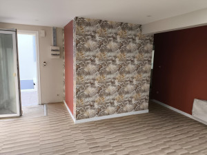 Photo de galerie - Pose de tout type de papier peint : intissé, vinyle, panoramique, motifs et textures.
Travail soigné avec finitions propres pour moderniser et personnaliser votre intérieur. ??