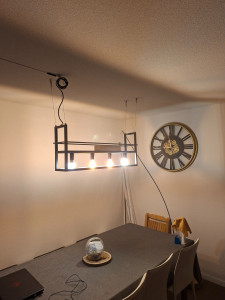 Photo de galerie - Luminere déporté car pas de branchement au dessus de la table