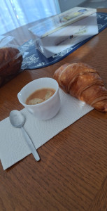 Photo de galerie - Petit déjeuner pour une personne âgée, en situation de handicap... 