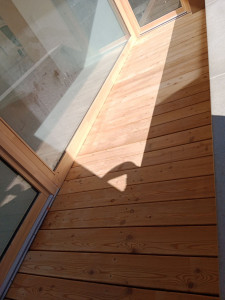 Photo de galerie - Pose de 4 terrasses sur plots, lambourdes autoclave et lames en mélèze.