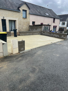 Photo de galerie - Réalisation d’une dalle extérieur pour un parking , pose d’un mur pour mitoyen, avec la pose de parpaings pour délimité le parking et la futur pose des pavés devant la maison. 