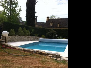 Photo de galerie - Mur en pierres, dallage et piscine