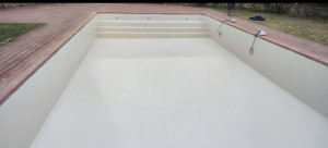 Photo de galerie - Pose de résine pour assurer l'étanchéité et rénovation de piscine