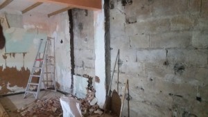 Photo de galerie - rénovation mur en pierre, démolition, decroutage ciment, rejointage, taille de pierre, traitement humidité.