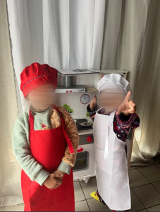 Photo de galerie - Jeu d’imitation ( cuisine ) enfant de 4 et 3 ans 