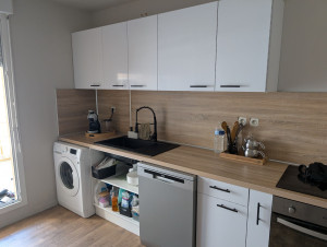 Photo de galerie - Voici une cuisine montée de A à Z malgré quelques complications, la situation a été gérée. 

Quelques découpes faites pour du sur-mesure et un placement des meubles