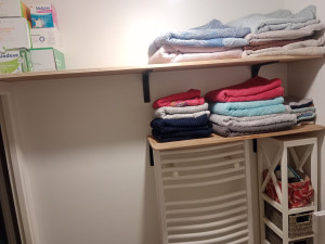 Photo de galerie - Création et pose d'étagères dans salle de bain