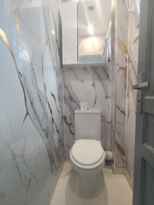 Photo de galerie - Installation de toilette 
de meuble suspendu 
ainsi que de panneaux PVC au murs 