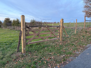 Photo de galerie - Installation complète de piquets, bois et grillage et pose d’un portail bois