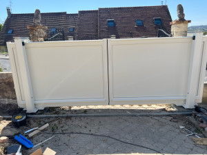 Photo de galerie - Montage et réglages de portail électrique 