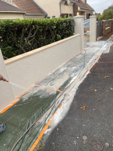 Photo de galerie - Voilà mon dernier chantier .
J'ai fait la construction du mur, la pose des chapeaux, le ravalement complet (enduit + peinture).
J'ai aussi fabriqué le portail en alu et je l'ai posé.
Travail propre. Si vous avez besoin, contactez-moi 