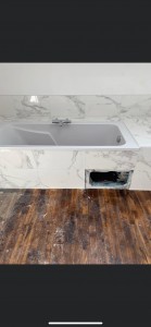 Photo de galerie - Salle de bain, en marbres avec paillasse tout le tour plus baguettes de finitions 