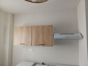 Photo de galerie - Montage d'une petite cuisine avec une hotte et deux caissons plan de travaille pas reçu... 
la semaine prochaine photo compléte avec plan de travail. 
