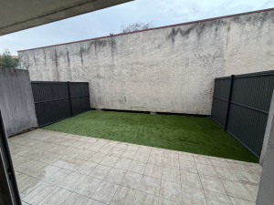 Photo de galerie - Mise en place de gazon synthétique et clôture grillage rigide (après)