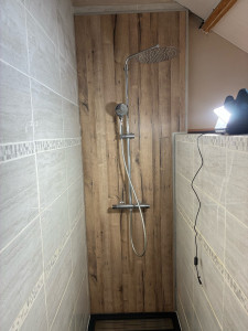 Photo de galerie - Réparation bac fuite dans un mur plus pose de plaque de couleur 