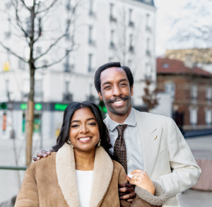 Photo de galerie - Séance photo de couple en extérieur, avec un travail sur la lumière naturelle, les expressions et la profondeur de champ.