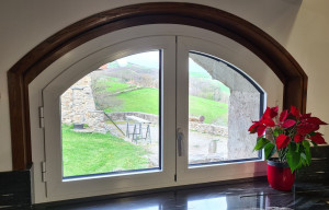 Photo de galerie - Remplacement d'une fenêtre en bois cintre par une fenêtre aluminium bicolore

