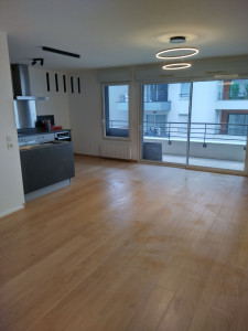 Photo de galerie - Pose parquet flottant dans pièces de vie sur ancien carrelage 