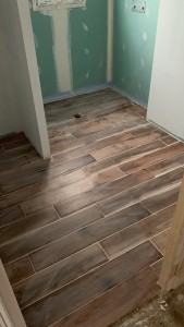 Photo de galerie - Pose de carrelage imitation parquet 