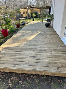 Photo de galerie - Pose terrasse en bois sur plot avec passage saturateur en suivant 