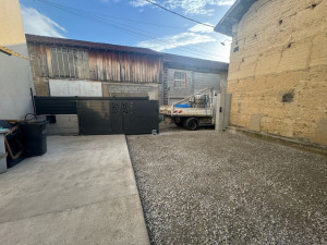 Photo de galerie - Réalisation d’une dalle béton, d’un seuil, pillier et murette avec pose de grillage et du portail et aménagement de la cour