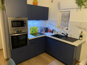 Photo de galerie - Pose d’une cuisine bleu tendance, et effet marbre 