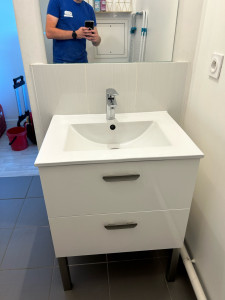 Photo de galerie - Dépose et pose d’un nouveau meuble de salle de bain avec raccordement hydraulique et évacuation 