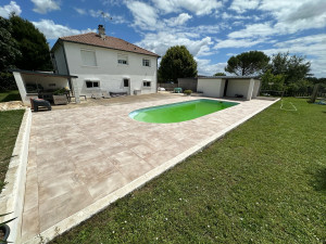 Photo de galerie - Pose carrelage 20mm format 60x60 auteur de piscine ovoïde 