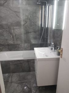 Photo de galerie - Je propose mes services pour la rénovation complète de salles de bain : ✅ Pose de carrelage mural et au sol ✅ Installation de baignoire, douche, lavabo ✅ Travail propre, rapide et fiable Disponible à Argenteuil et ses alentours.