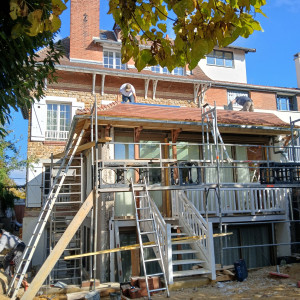 Photo de galerie - Aujourd’hui, nous en sommes à la phase de finition du toit de style asiatique à Clamart. 