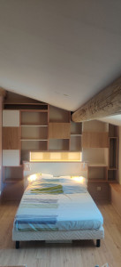 Photo de galerie - Création d'une tête de lit/bibliothèque avec luminaire sur un pan de mur