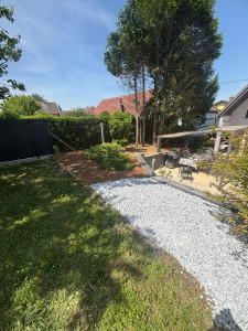 Photo de galerie - Décaissement des mauvais herbes réajustement de l'écores de pin et des pierres décoratifs 