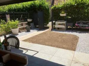 Photo de galerie - Une terrasse avec deux styles de dalles sur plots accordé à du gravillon de granit blanc