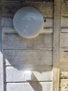 Photo de galerie - Installation et raccordement d'un luminaire LED extérieur ainsi que d'une prise IP55