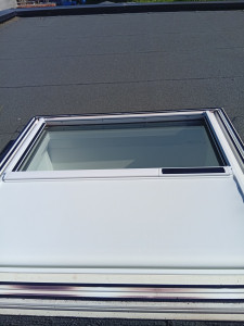 Photo de galerie - Pose d’un store solaire sur Velux toit plat ☀️
Installation propre et soignée pour améliorer le confort et limiter la chaleur.
Store solaire sans alimentation électrique, pratique et discret.