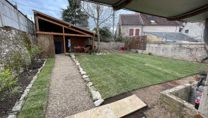 Photo de galerie - Pose de pelouse en rouleau naturel ( jardin terminé )