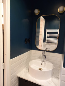 Photo de galerie - Refaire une salle de bain après démolition, pose de BA13 avec isolation,avec carrelage meteo, pose receveur de douche, WC suspendu, meuble vasque,installation électrique complète.
