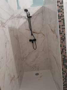 Photo de galerie - Installation de plomberie dans deux salles de bain, avec WC suspendu, bidet suspendu, baignoire et douche à l'italienne.