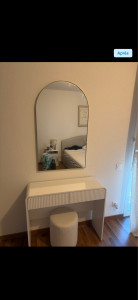 Photo de galerie - Installation de la commode et du miroir 