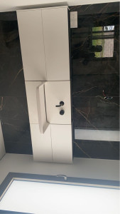 Photo de galerie - Pose d’un lavabo meublé avec mitigeurs encastrés. »