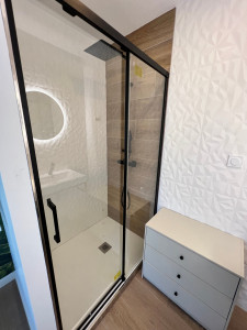 Photo de galerie - Pose paroi de douche coulissante