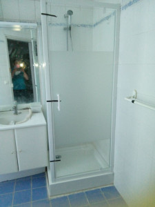 Photo de galerie - Rénovation complète de salle de bain installation de la cabine de douche de meuble vasque et de lavabo réfection de toute la plomberie tuyauterie pose de carrelage mural et montage de porte