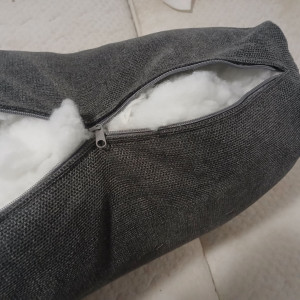 Photo de galerie - Enlever une fermeture cassé par un chien est referme le coussin  sans fermeture 