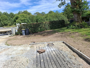 Photo de galerie - Pose de bordure et petit terrassement 
