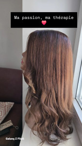 Photo de galerie - Fabrication des perruques  en main