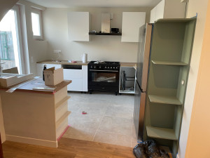 Photo de galerie - Montage et installation d’une cuisine. Avec des éléments faits sur mesure : étagères… 
