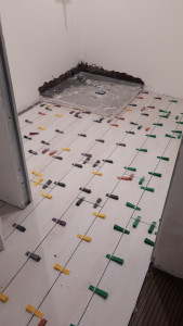 Photo de galerie - Salle de bain avec création douche surélever