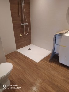 Photo de galerie - Réalisation d une salle de bain complète faïence sole PVC et plomberie sanitaire et électricité.