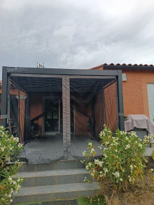Photo de galerie - Montage et pose pergola bioclimatique, moustiquaire intégrée 